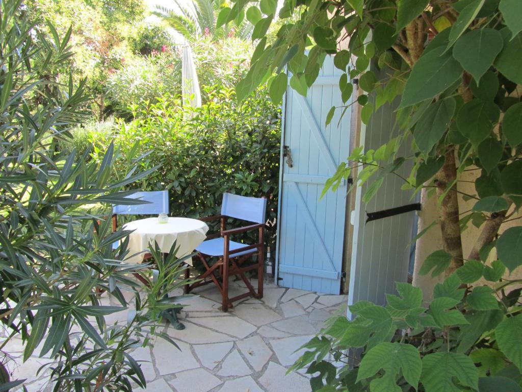 Le Mas Shabanou Bed and Breakfast Roquefort-les-Pins Δωμάτιο φωτογραφία