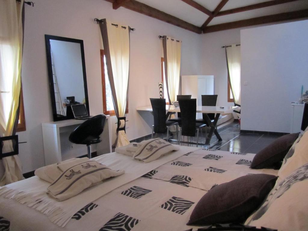 Le Mas Shabanou Bed and Breakfast Roquefort-les-Pins Δωμάτιο φωτογραφία
